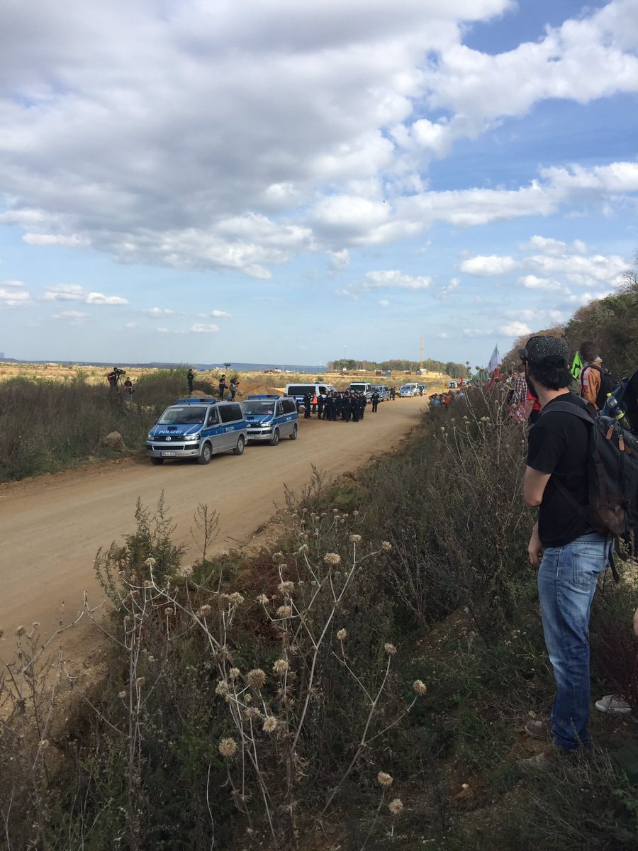 eischhornsche's tweet photo. Erst leichte Panik bei der Polizei, dann Resignation als alle auf das RWE-Gelände marschierten. Wieviel Verlust macht RWE eigentlich, wenn drei Bagger stillstehen? #hambibleibt #hambacherforst https://t.co/JcNOTn9UUQ