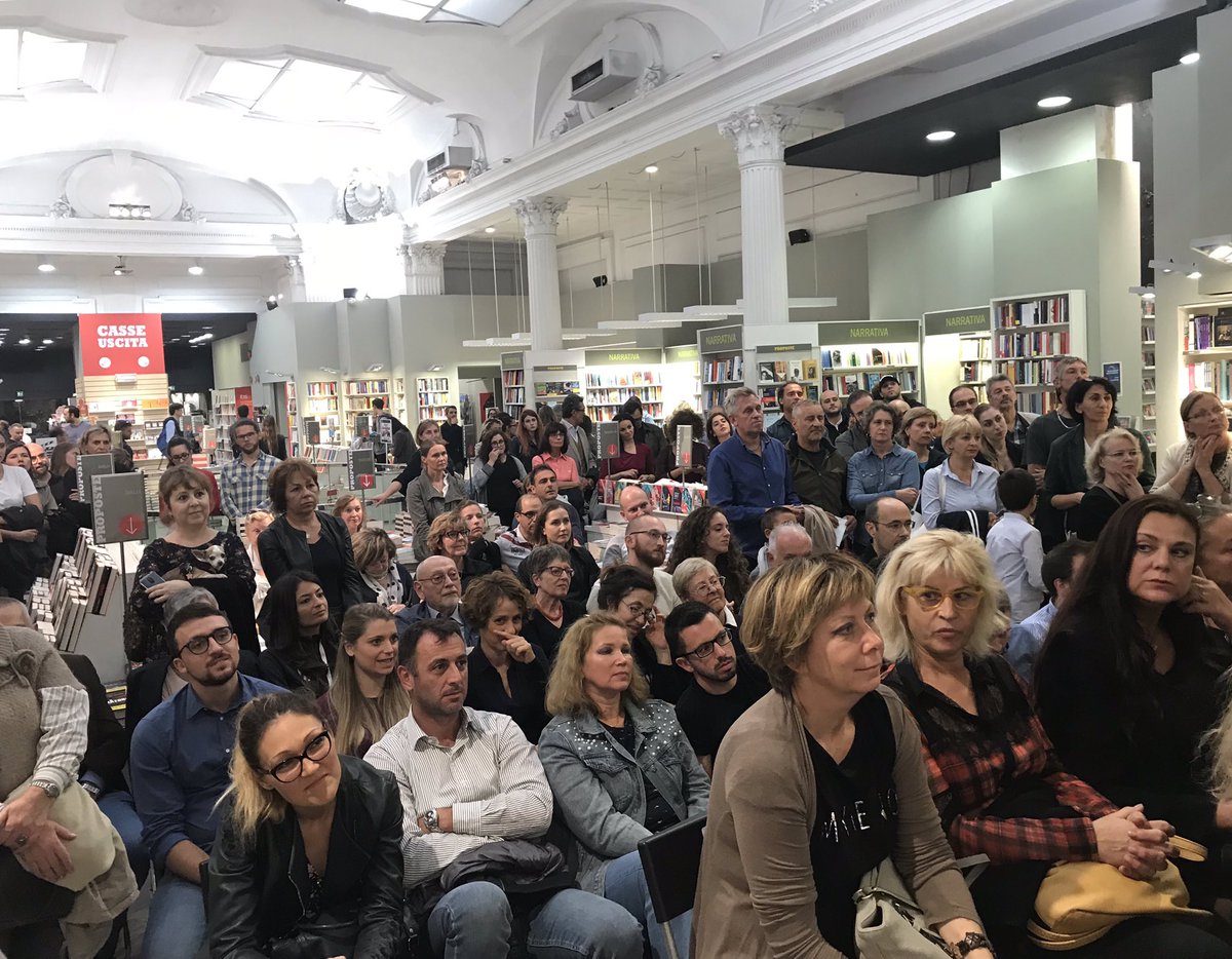 alisabottani's tweet photo. Tra riflessioni sulla Storia russa, sul vissuto letterario, sull’opera #IlMonastero e sul rapporto tra l’Uomo e i vasti spazi del Paese #ZacharPrilepin incanta il pubblico romano #FestivaldellaCulturarussa #Ibs https://t.co/lCiTlGpOy8
