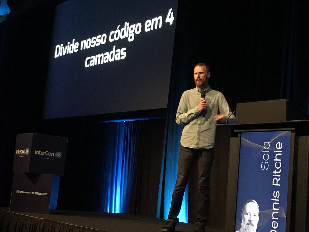 DaniMonteiroDBA's tweet photo. @eminetto no palco do #intercon18 ❤️#CleanArchitecture @iMasters https://t.co/SsgwO17p4J