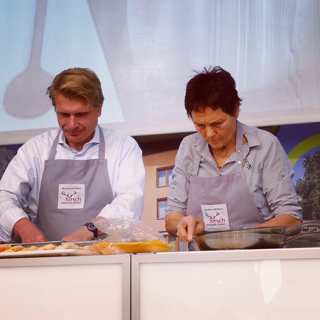 Thomas_Bareiss's tweet photo. Heute mal als #Hilfskoch im Einsatz. Beim Landwirtschaftlichen Hauptfest in Stuttgart. „So schmeckts am Bodensee“ #LWH2018 #soschmecktderSüden #bodensee https://t.co/eyShN2xAae
