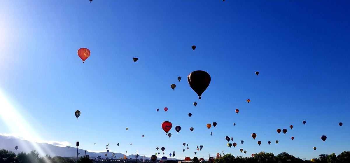 Donut_Desperado's tweet photo. Away they go....
@balloonfiesta #BalloonFiesta @NewMexico #Albuquerque #nmtrue #gooutside https://t.co/xcCzZg4tUB