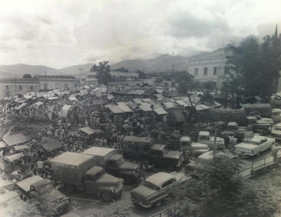 profesoradayana's tweet photo. @GobiernoTachira Antes de la "quemazón", que ninguna gobernación de turno ha sido capaz de re-edificar. Mejor era el mercado. https://t.co/PhO97Y4TXD