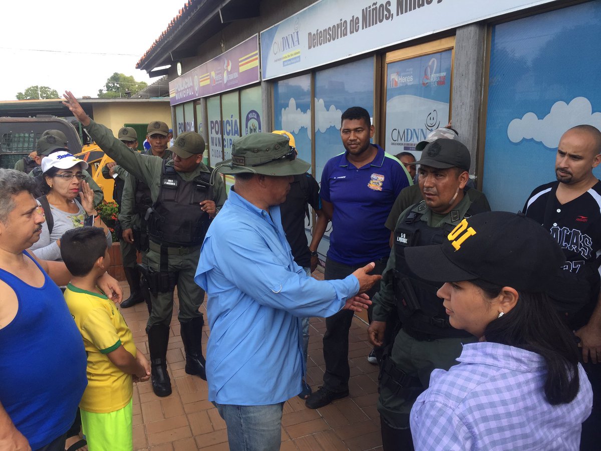#Ahora🛑 #06Oct Nos acompañan también nuestros funcionarios de la <a href="/GNB_CZBolivar/">GNB BOLÍVAR</a> para coordinar acciones para garantizar la seguridad y servicio de nuestros pasajeros #VenezuelaEsPazYSolidaridad #HeresEsDesarrollo <a href="/JustoNogueraP/">Justo Noguera Pietri</a> <a href="/NicolasMaduro/">Nicolás Maduro</a> <a href="/dcabellor/">Diosdado Cabello R</a>