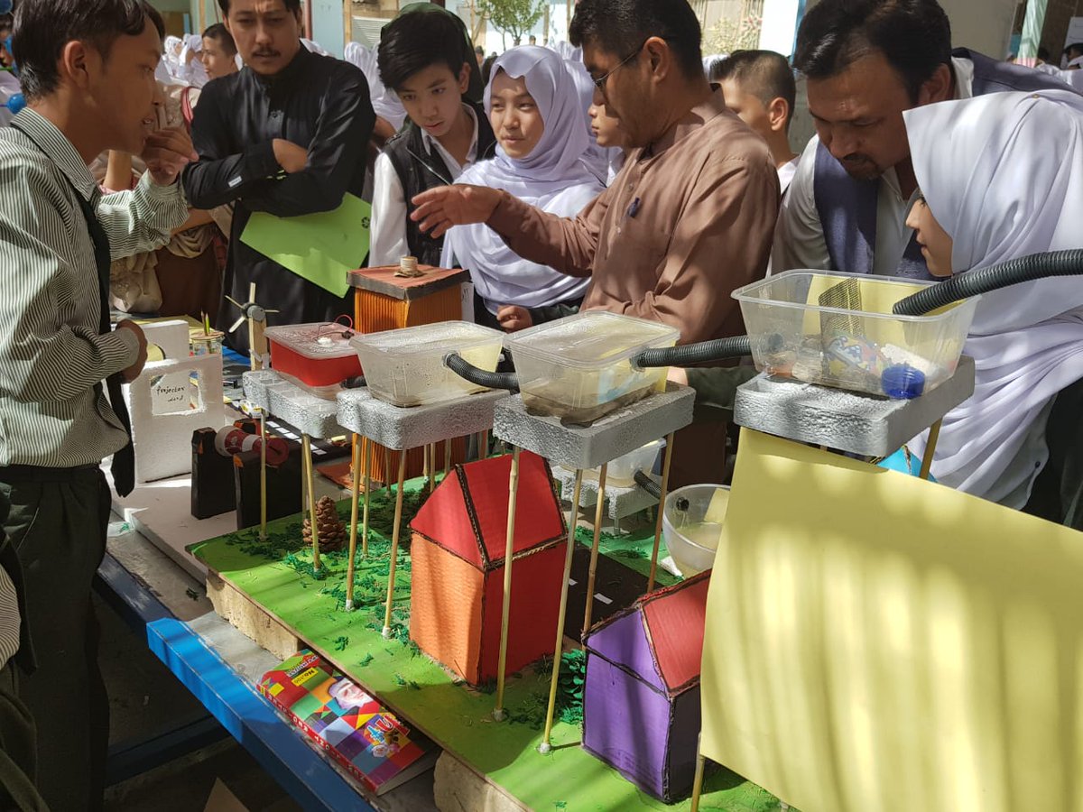 YaaaaRee's tweet photo. #DoingIsLearning Students learns the best only by doing #ScienceExhibition2018 #LondonEnglishGrammarHighSchoolQuetta #WaterFilterationPlant #AutomaticStreetLight #Waterfall #MobileSolarSystem https://t.co/Tppg7OQ6wX