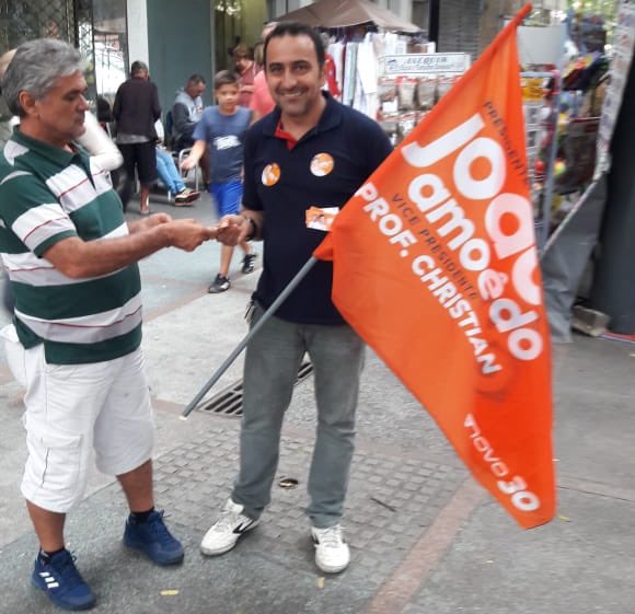 joaodamoedo's tweet photo. Hoje pegamos o táxi do Claudio, que tinha outro candidato.Depois que conversamos,mudou seu voto e gravou um vídeo de apoio. Esquecemos uma bandeira que levávamos no carro dele.
E agora recebemos esta foto. Ele deu um tempo no trabalho hoje e foi fazer campanha por um NOVO Brasil. https://t.co/DRNvlnZLjg