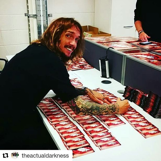 TDKJusettes's tweet photo. #Repost @thedarkness 
・・・
Happy Birthday Pinewood Smile!!!🎂
One year ago:
Just keep signing! #thedarkness #albumv #pinewoodsmile out on Friday 6 October!
#JustinHawkins #frankiepollain #danhawkins #rufusttaylor #happybirthday #musthave #ROCK #rocknroll #HardRock #rockband https://t.co/YJgO3417WC