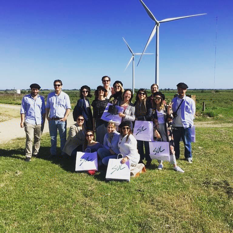 CDU_uruguay's tweet photo. Nos acercamos un poco más a la cadena de producción de la lana en Engraw S.A, una de las cuatro industrias topistas del país.
La visita formó parte de la #wooltour en el marco de las rondas de negocios de #diseño @UruguayXXI @CDU_uruguay @mercados_SUL @MarcaUruguay https://t.co/Fxyyk7HD44