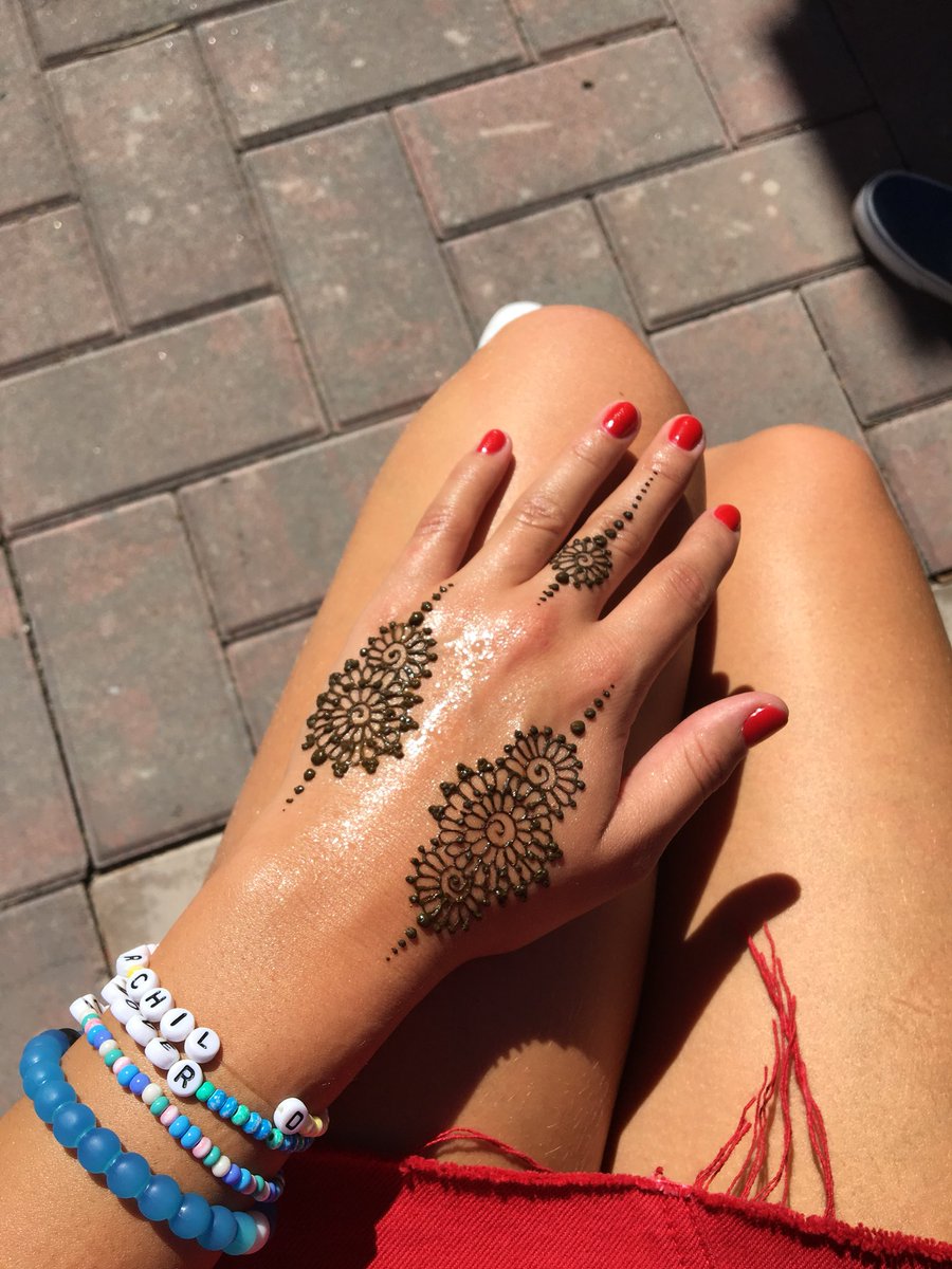 Just got my henna done at the pop up shops!! So beautiful 🤩🤩 #WWWfestival #girlsfest #girlsfestival #worldwidewomen