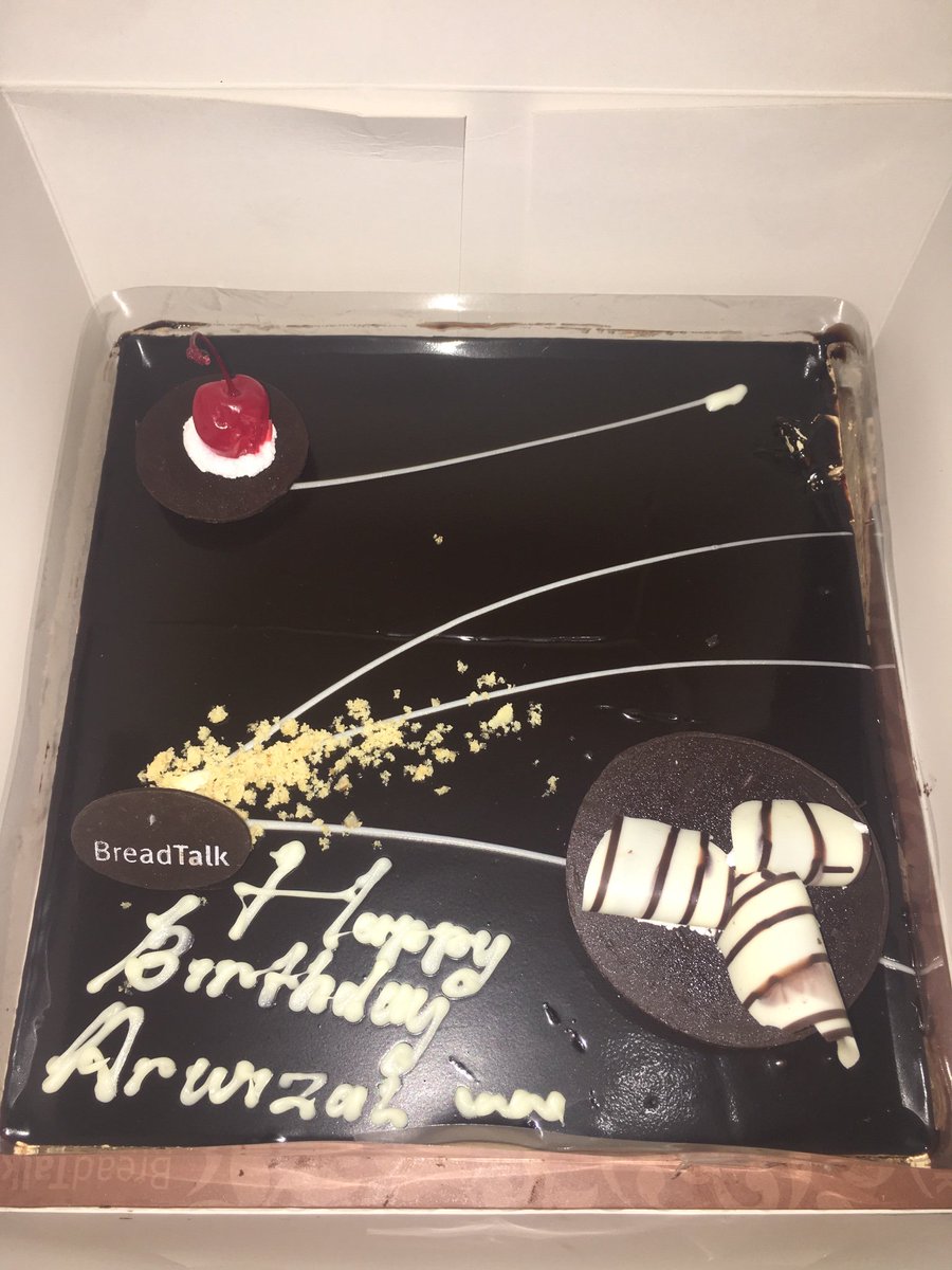 zikftrn's tweet photo. @BreadtalkIndo Cake di BREADTALK MARGO CITY DEPOK. Tidak dapat pisau&amp;lilin. Dan ucapannya dilapisan cakenya. Sangat mengecewakan. Mohon diperbaiki,karna biasanya pembeli membeli cake untuk hadiah maka alangkah baiknya sebuah pemberian ini dijadikan lebih LAYAK DAN PANTAS. Thx https://t.co/JkgjJYNFBy