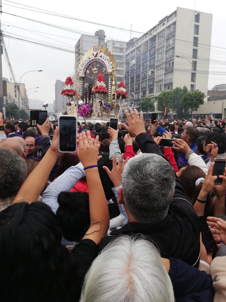 carolyngiu's tweet photo. Fe y Devoción , primera salida de la Procesión del Señor de los Milagros 🙏 https://t.co/BOGXdWnvEF