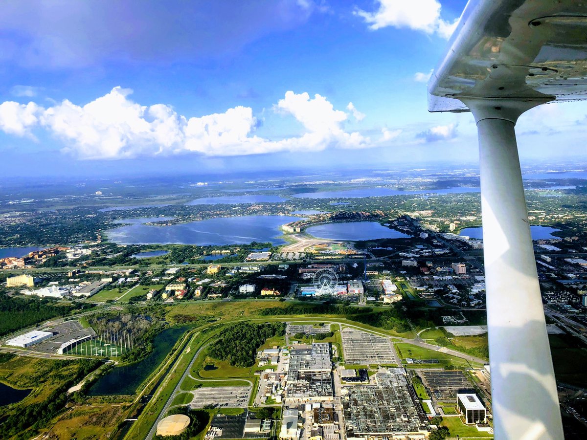 delvallepj's tweet image. Early morning flight over the Orlando parks on my way to find the elusive pumpkin spice pancakes 🥞😁 #funflying #korl