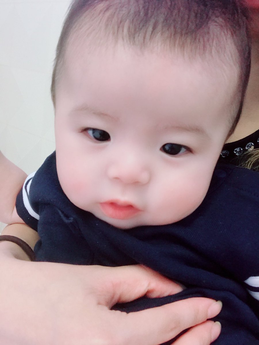 H 子供の動画とか写真って何回見ても飽きない 笑 可愛い癒される 日向は面白すぎる 笑 オムツ変えてる時にいきなりこのポーズ