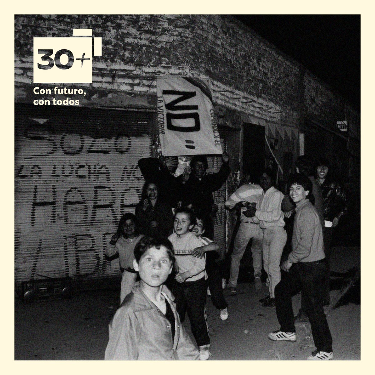 30MasChile's tweet photo. Celebraciones de madrugada en Lo Hermida, La Victoria y otras poblaciones. Los pobladores abrazaban y saludaban a los @Carabdechile #30añosdelno 

https://t.co/YMH73hiAjx https://t.co/3WwEp3z38Q