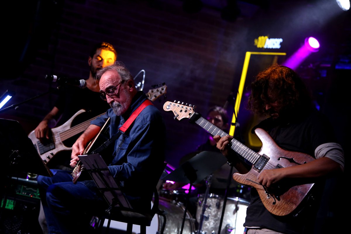 #buradamüzikvar #6Ekim gecesinin açılışı Mehmet Güreli'den... <a href="/mehmetgureli49/">Mehmet Güreli</a>, <a href="/ModaKayikhane/">Moda Kayıkhane</a>'yi dolduran dinleyicilerinin de şarkılara katılımıyla akıllardan çıkmayacak bir gece yaşattı. #MehmetGüreli #MehmetGureli #modakayıkhane #konser #kadıköy