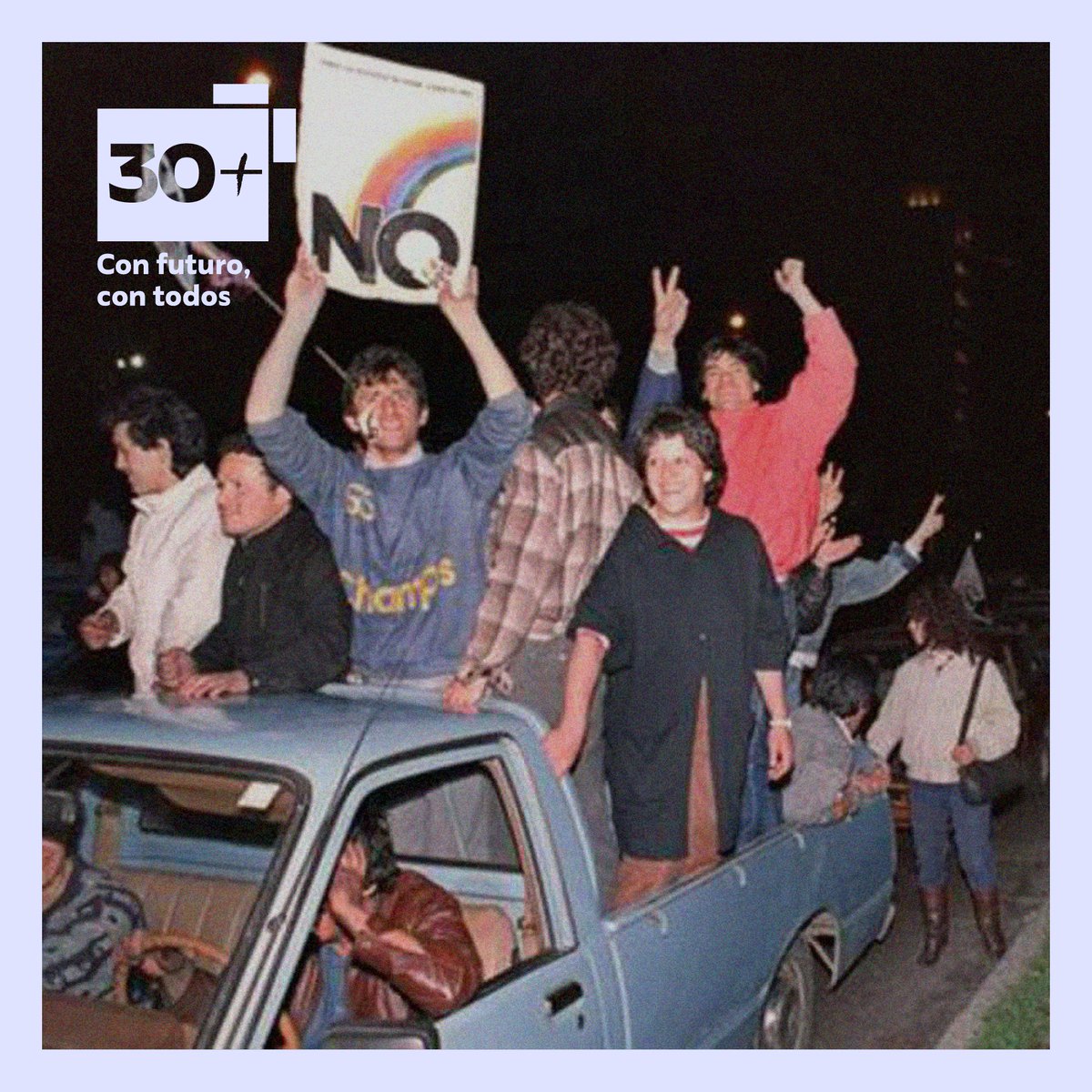 30MasChile's tweet photo. El 6 de octubre de 1988 para miles de chilenos el país era una fiesta: hasta las 6 de la mañana se celebró en Santiago con caravanas del #NO. No fueron reprimidos por las fuerzas policiales.

https://t.co/Wsl0w5LztZ https://t.co/UyWuoxxla8