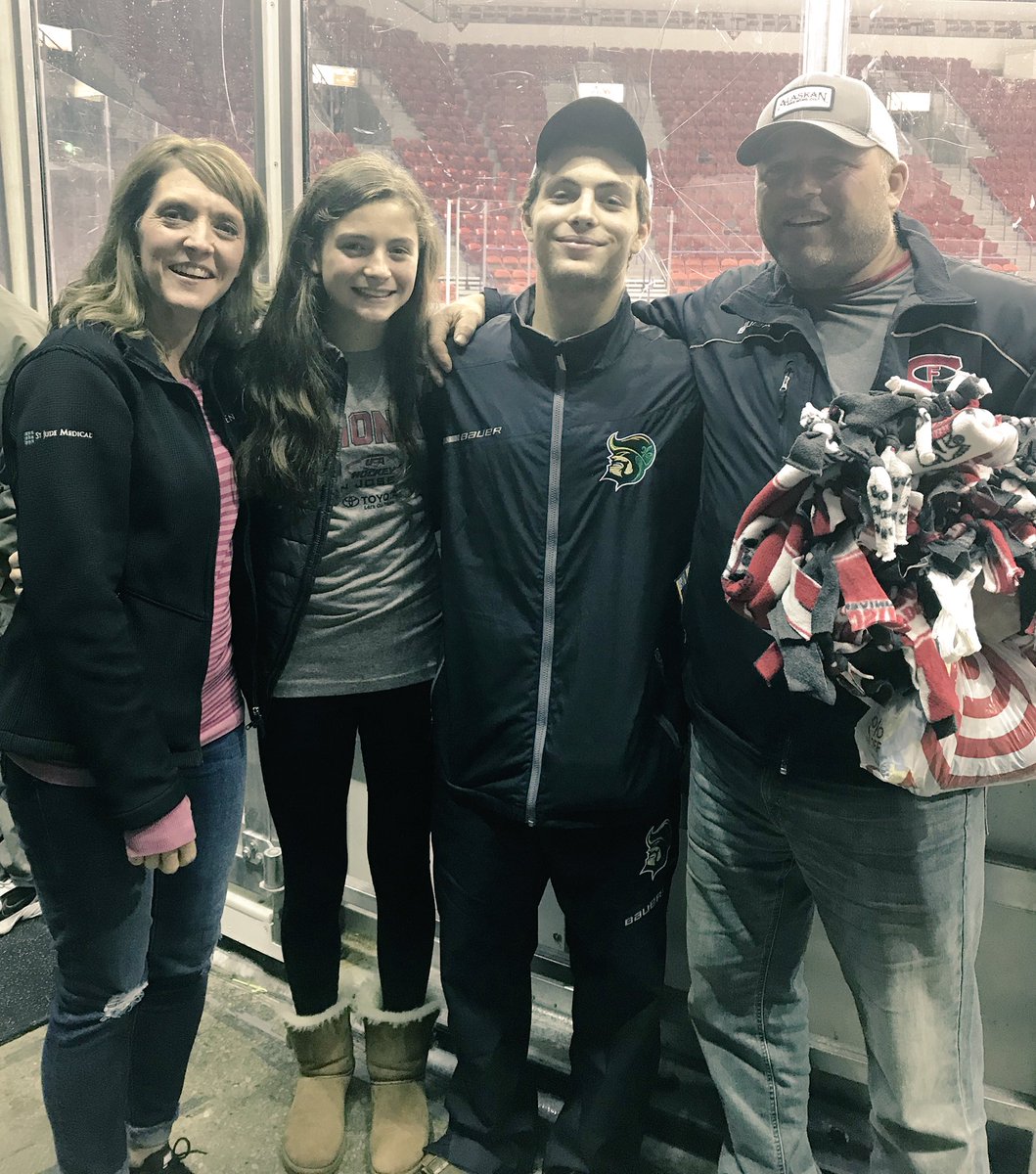 Mistylee300Lisa's tweet image. Weekend full of hockey ❤️#Eagles #MusketeerNation