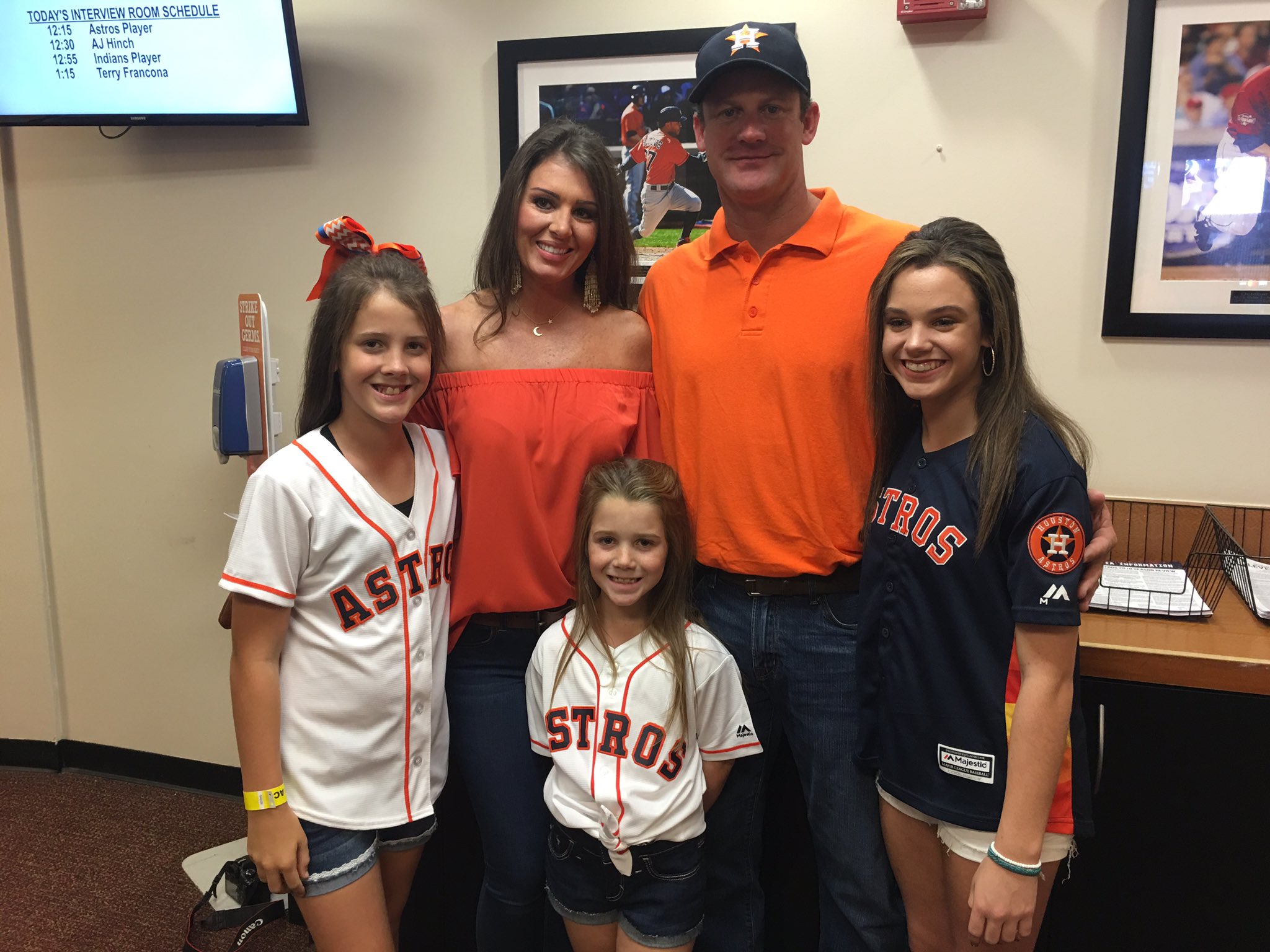 X 上的Mark Berman：「Roy Oswalt and his family. Roy will throw out the  ceremonial first pitch today  / X