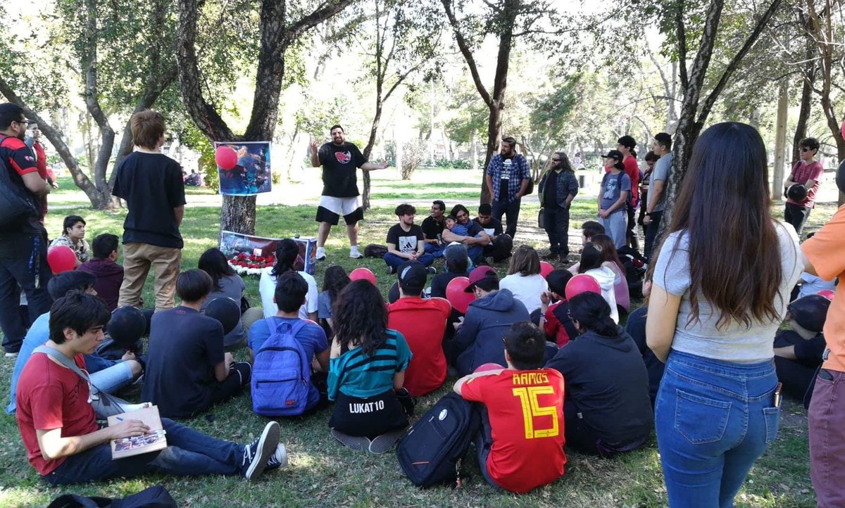 KaosLatinGamers's tweet photo. La familia Kaótica ya está reunida en el Parque O'Higgins despidiendo a nuestro querido @KLGCuballende 

Aprovechamos de agradecer todas las muestras de apoyo y afecto que nos han llegado durante esta semana. No tenemos palabras para describir todo el amor que hemos recibido
🖤🦏 https://t.co/DzpbiLqql9