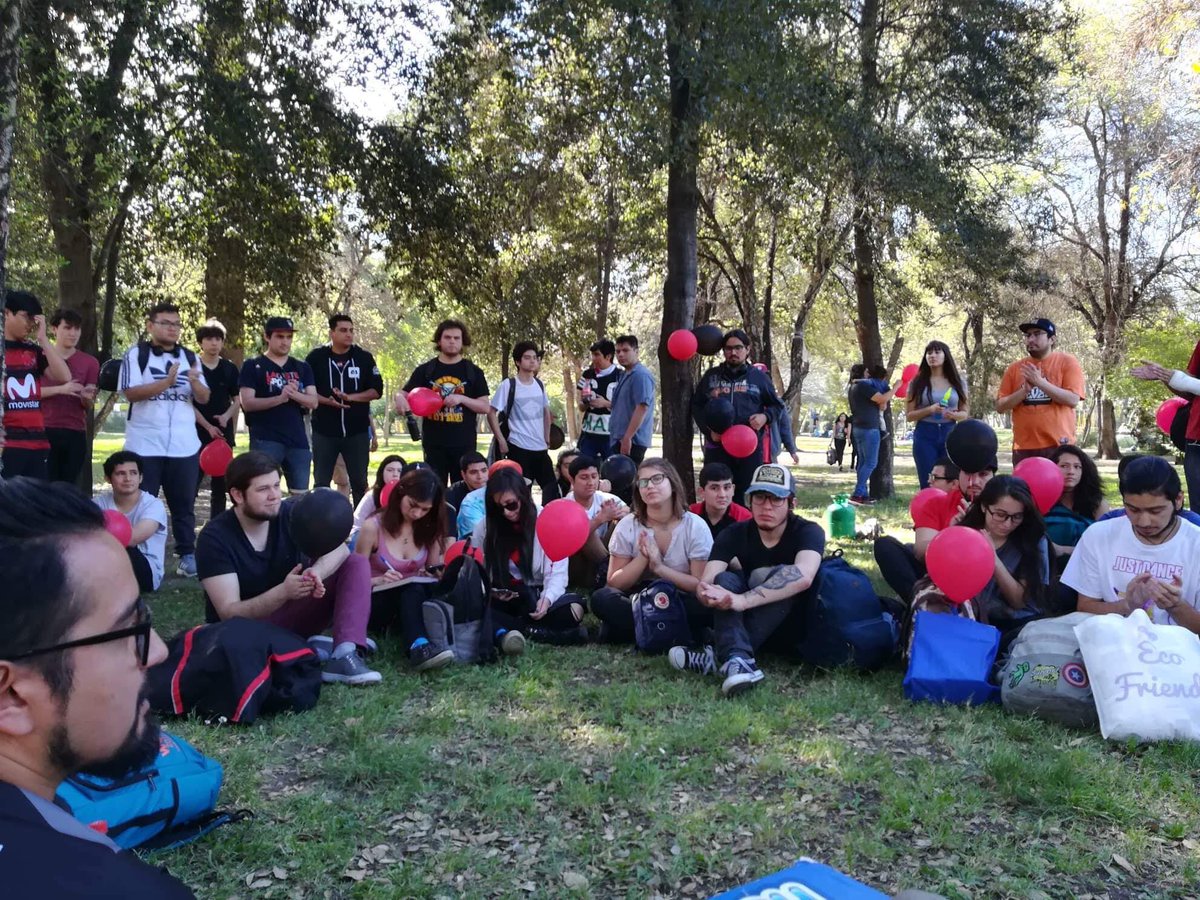 KaosLatinGamers's tweet photo. La familia Kaótica ya está reunida en el Parque O'Higgins despidiendo a nuestro querido @KLGCuballende 

Aprovechamos de agradecer todas las muestras de apoyo y afecto que nos han llegado durante esta semana. No tenemos palabras para describir todo el amor que hemos recibido
🖤🦏 https://t.co/DzpbiLqql9