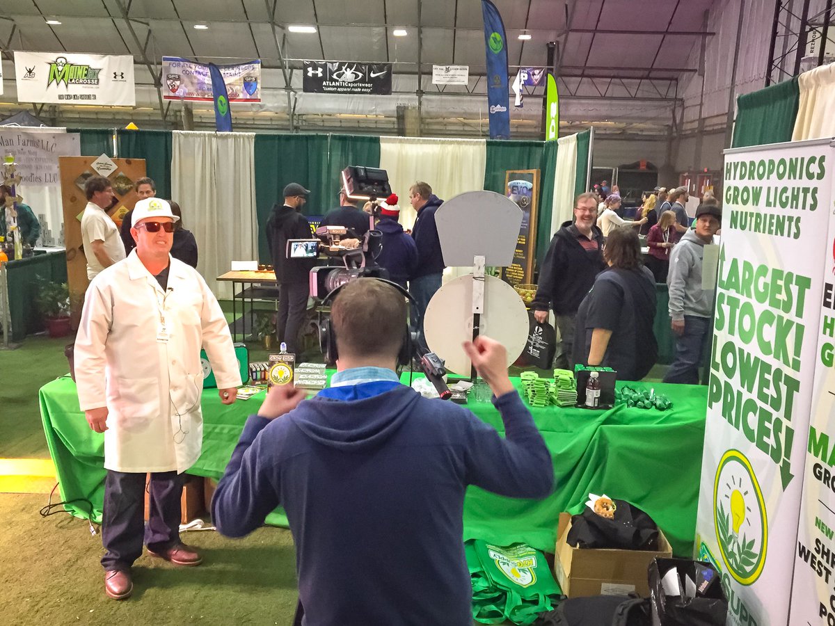 HTGSupply's tweet photo. Man, any chance to get on camera... C'mon, Pete! Come by Booth 213 and chat with the #HTGSupply crew about your grow, and get signed up for our big Silverback Kit Giveaway!
#htgsupply #necann #portland #mecann18 #maine #autumn #fall #gardening #growlife #urbangarden #growyourown https://t.co/hvCRSGqfWs