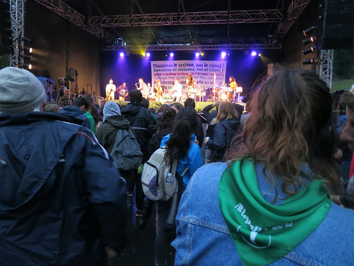 AlternatibaB's tweet photo. @AlternatibaB est arrivé à Bayonne après plusieurs centaines de kilomètre pour  parler du dérèglement du #climat à #Alternatiba2018. Vélorution, concerts, conférences et pleins d'alternatives concrètes pour les citoyens. https://t.co/E0uuoEOTVc