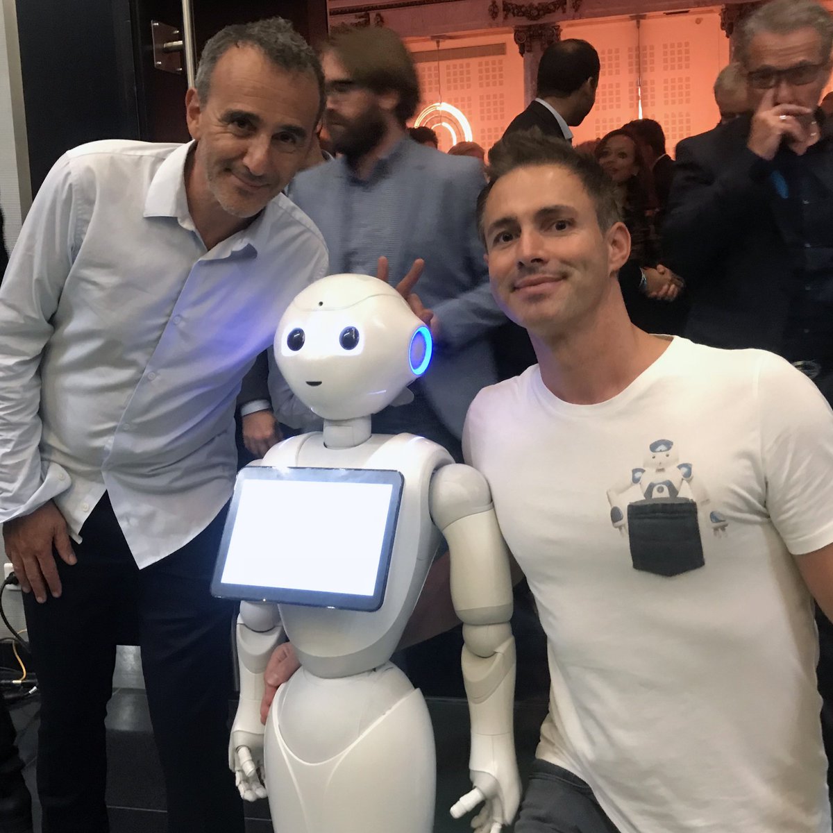 samuelgaulay's tweet photo. Talk @MagicLabFr pour @SAPFrance avec un @SemounElie hilarant et spontané #humour #Magie Merci à @FredPuche !! https://t.co/zDyhNWh3A5