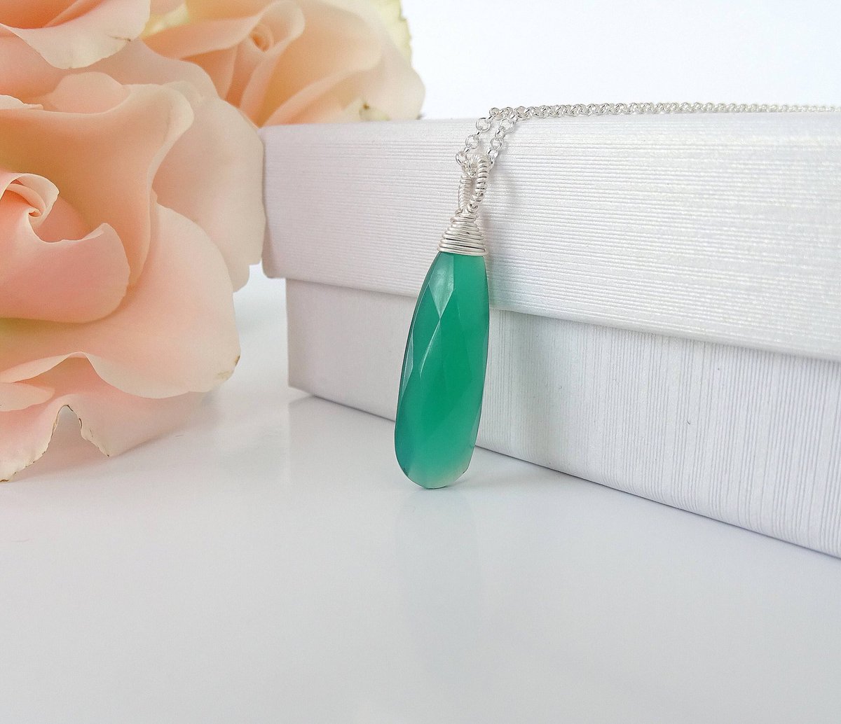 DesignMona's tweet photo. New item in my  #etsyshop green onyx necklace # necklace #wedding # bridalnecklacre # etsyjewelry # handmade https://t.co/ZcN9mraPtk https://t.co/4jMUvV4Fls