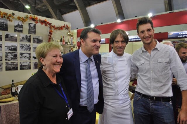 Atim70's tweet photo. Il nostro stand ! #ilgirasoleditravacó #soldivino @paviatourism @monsupello #maggifrancesco #wine #salumidaturi @vacanzepavesi #insiemesipuò #paviamerita #oltrepopavese #lomellina #food #notonlyfood #truepeople #autunnopavese 2018 https://t.co/ECMIA8ZZss