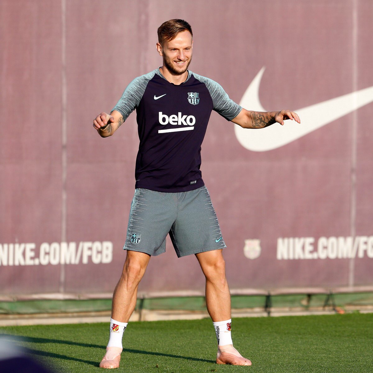 ivanrakitic's tweet photo. 🔜 #ValenciaBarça ⚽️ #ForçaBarça 🔵🔴 https://t.co/AXzmMdyntQ