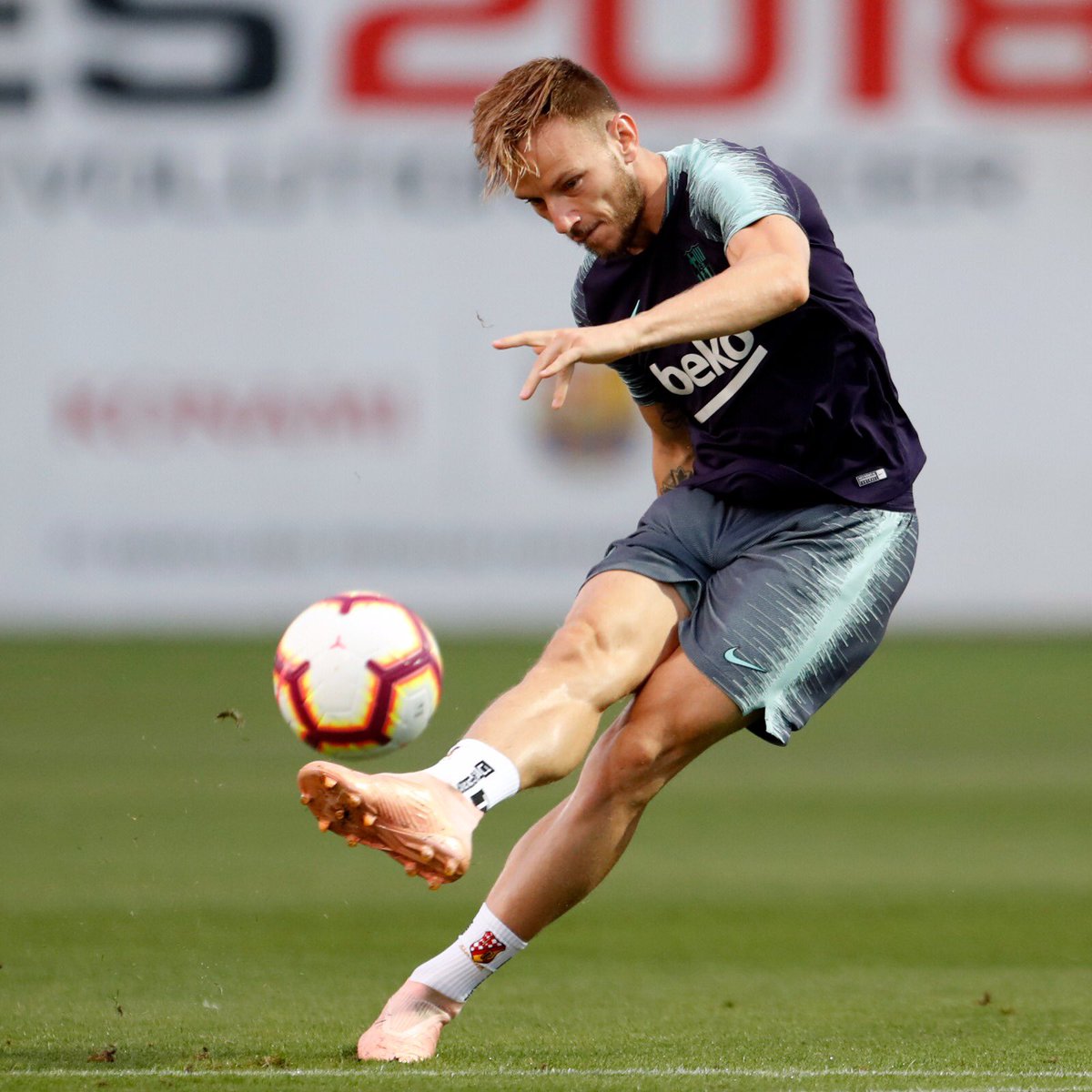ivanrakitic's tweet photo. 🔜 #ValenciaBarça ⚽️ #ForçaBarça 🔵🔴 https://t.co/AXzmMdyntQ
