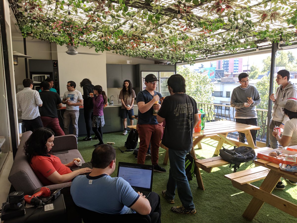 nodeschoolstgo's tweet photo. Por acá acaban de llegar la donas @MedellinJS @LimaJSorg

Aunque algunos quieren seguir aprendiendo 😮 https://t.co/DBmMuI4pjo