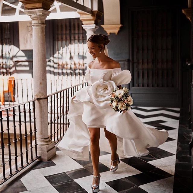 Me encanta el rollo #carriebradshaw de esta novia con vestido de @vierobridal 📸 <a href="/benjaminwheeler/">benjaminwheeler</a>
.
.
#novia #novias #bride #bridal #brides #boda #bodas #wedding #novias2019 ift.tt/2IGsXgv