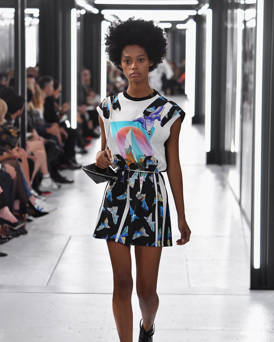 nyfw's tweet photo. Ready for takeoff 🚀 At @LouisVuitton’s Spring/Summer 2019 show, Creative Director @TWNGhesquiere revived futuristic forms from his early work. The looks featured molded rubber fabric, space suit sleeves, and sequin-embroidered mesh. https://t.co/RJvVzQ0zO4