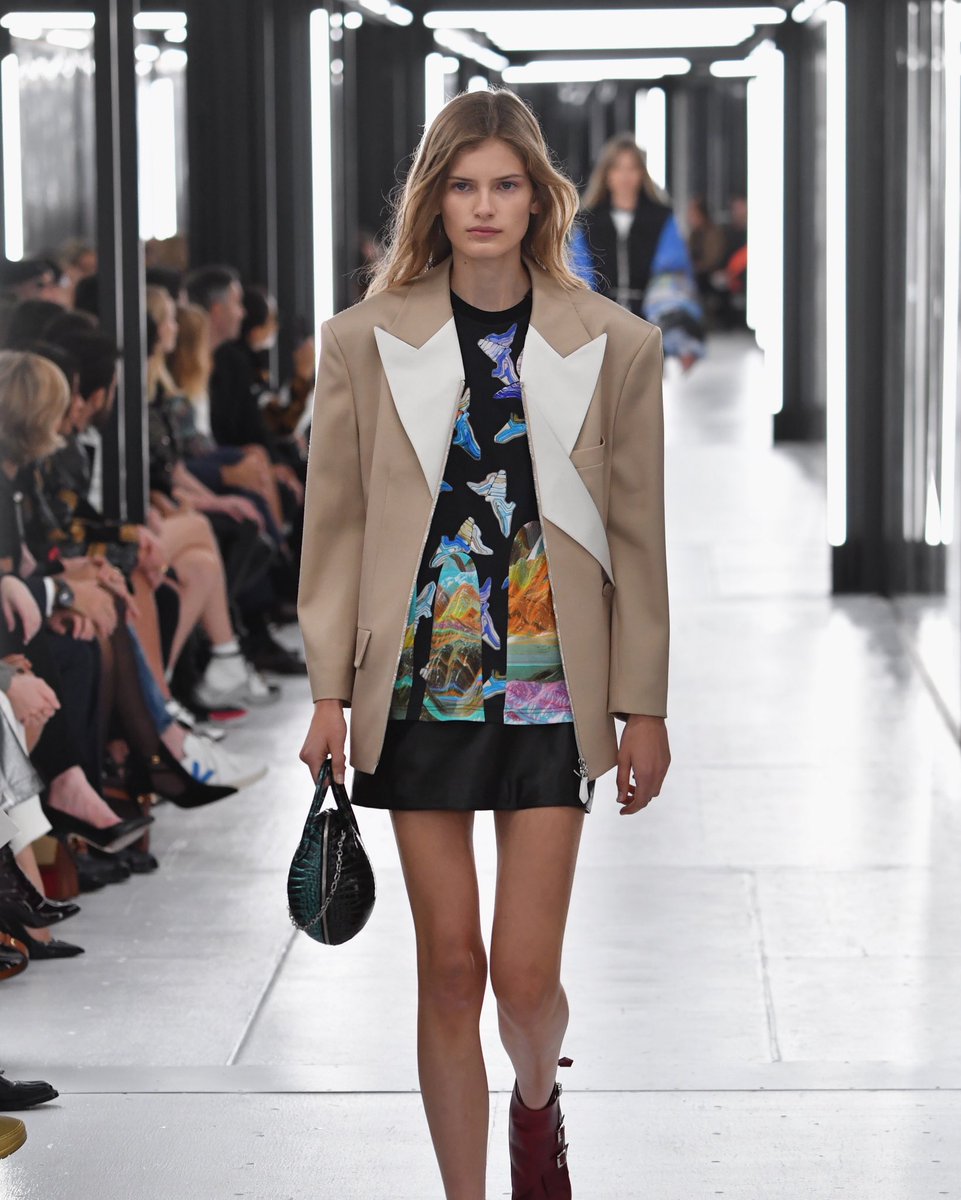 nyfw's tweet photo. Ready for takeoff 🚀 At @LouisVuitton’s Spring/Summer 2019 show, Creative Director @TWNGhesquiere revived futuristic forms from his early work. The looks featured molded rubber fabric, space suit sleeves, and sequin-embroidered mesh. https://t.co/RJvVzQ0zO4