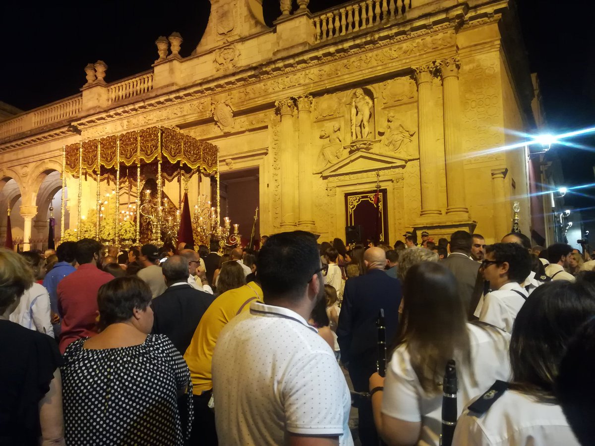 AFBMPalomares's tweet photo. Suenan los estrenos "San Telmo te aclama" de @jmvtrebu y "María Santísima del Valle" de @Santi9922 por Calle Consistorio hacia Plaza Arenal. Continuamos con "Estrella Sublime" @HermandadCristo #Jerez #RegresoaSanTelmo https://t.co/TAwFaisiku