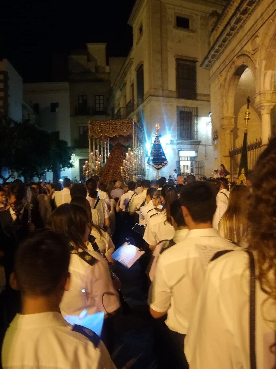AFBMPalomares's tweet photo. Suenan los estrenos "San Telmo te aclama" de @jmvtrebu y "María Santísima del Valle" de @Santi9922 por Calle Consistorio hacia Plaza Arenal. Continuamos con "Estrella Sublime" @HermandadCristo #Jerez #RegresoaSanTelmo https://t.co/TAwFaisiku