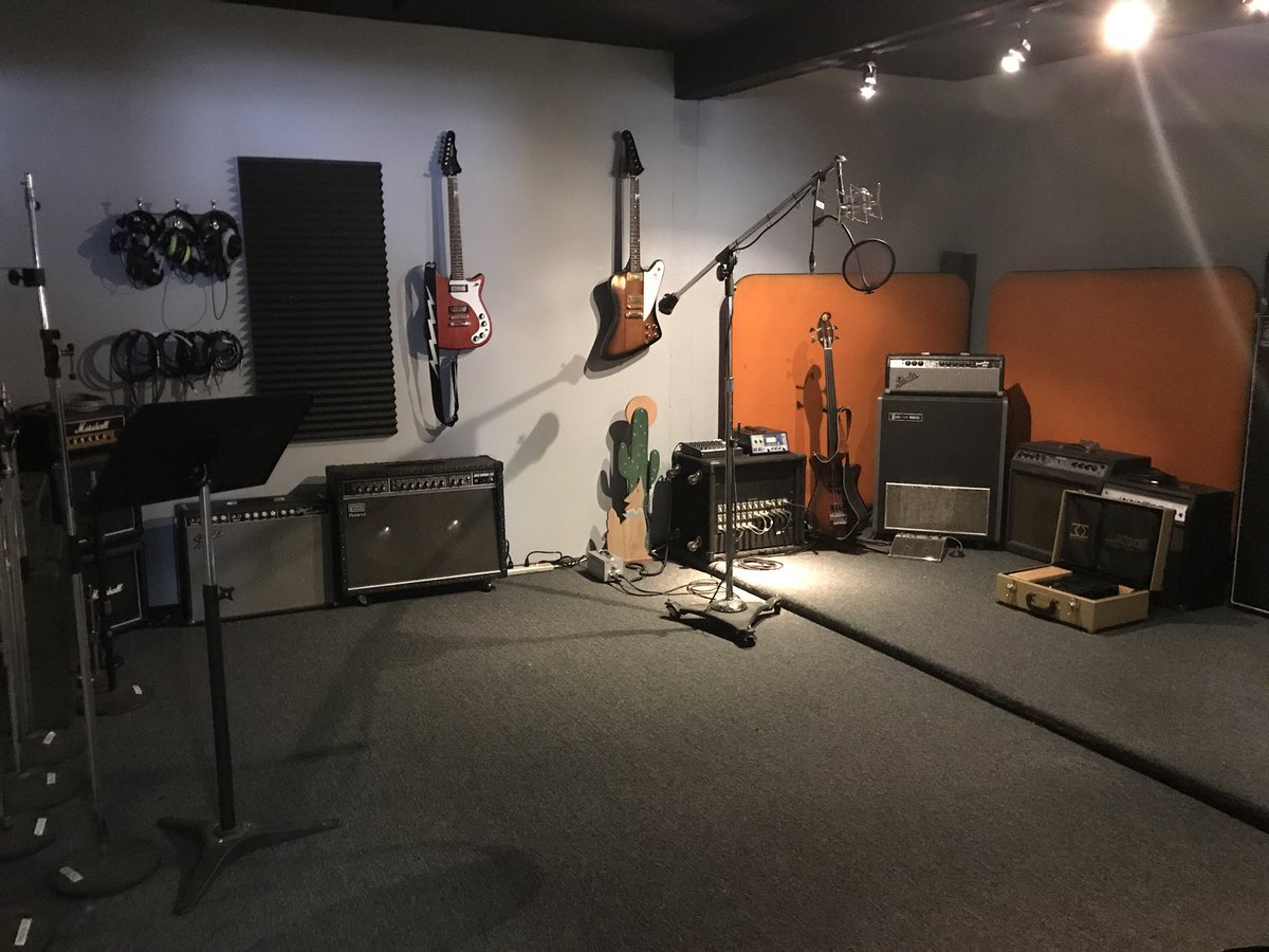 ImoveCar's tweet photo. A wonderful visit with John Neff in his studio in Portland. He’s incredibly talented and has had an amazing career. 
He’s currently working on the film @LosingAddison, starring the incredible @sherilynfenn1. It’s going to be stunning, check it out! 
@TwinPeaksUnwrap https://t.co/17QavFmO3x