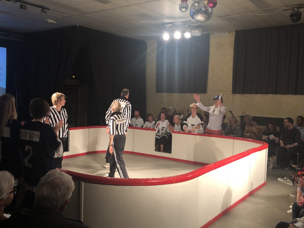 OCousi's tweet photo. Quel plaisir de retrouver la @impro_Libap ce soir en tant que coach de l’équipe blanche ! Les matchs sont serrés, les participants merveilleux, l’ambiance au rendez-vous ! #LIBAP #Impro https://t.co/jW3ksQE3R8