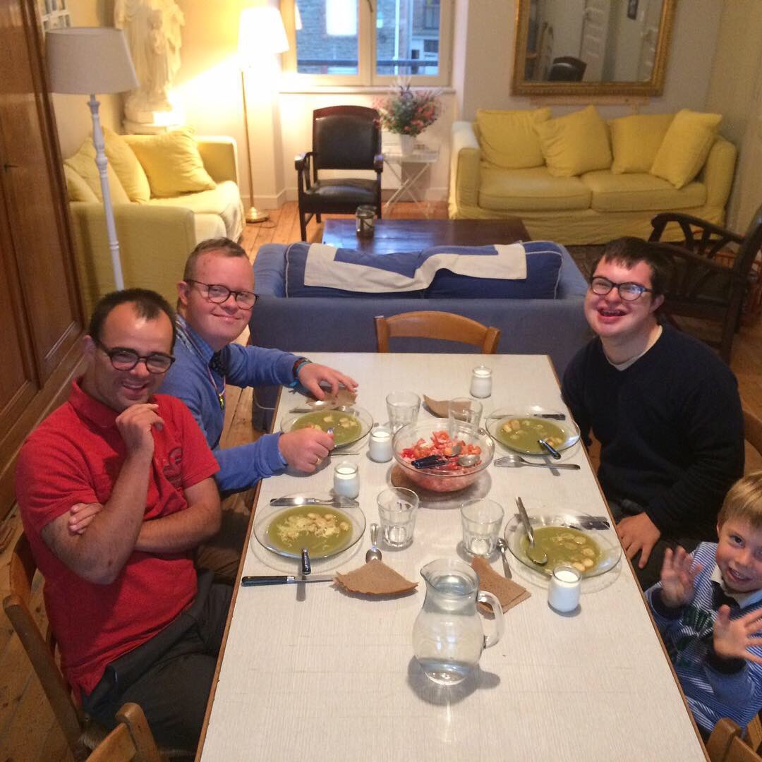 Diademeasso's tweet photo. Diner sympa et jeux en colocs ce samedi soir 😊 #Diademe #Dinard #handicap #solidarité #joie #amitié https://t.co/u8hv802aYY