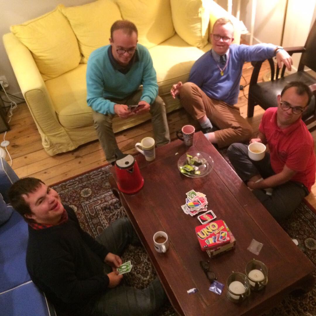 Diner sympa et jeux en colocs ce samedi soir 😊 #Diademe #Dinard #handicap #solidarité #joie #amitié