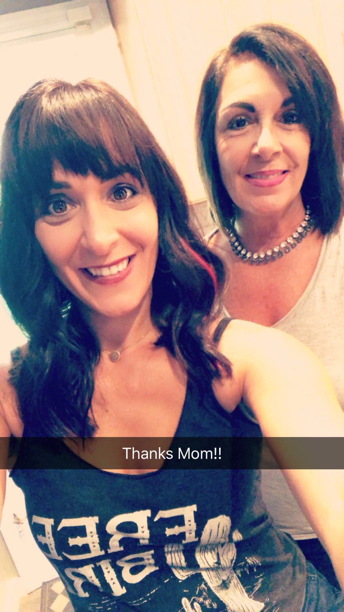 GuadDibo's tweet photo. My mom, my hair stylist 😘 #hairstylist #redextensions #beachywave @SalonGonna https://t.co/hrG39ucKnG