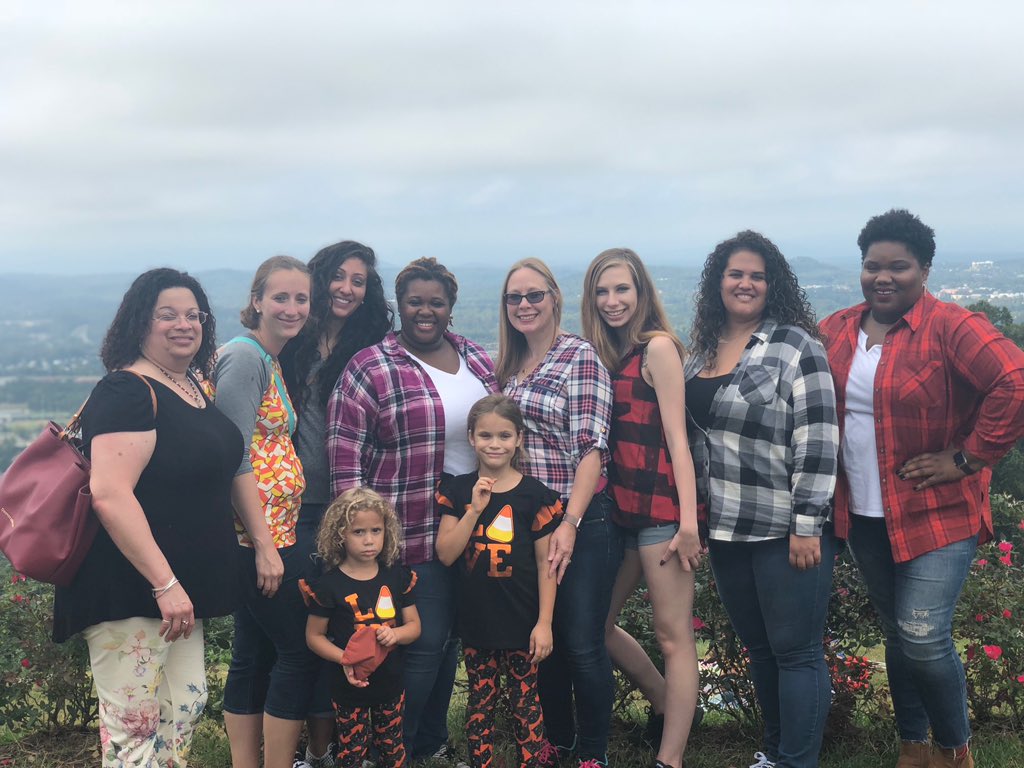 ReadMoore2day's tweet photo. AADA Family Time @CarterMountain #AnAppleOfADay #PhotoOp #OnTopOfCarterMountain #FallOuting #PickABushel #Cider #FallFun https://t.co/sd40kEqDMe