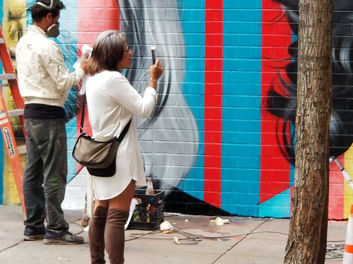 Watching a Mural being spray painted in LES, NYC.  So impressive! 😍🤩 
Viendo un mural siendo pintado con spray en LES, NYC. ¡Tan impresionante! #katiadelossantos #buenostardes #FelizTarde #impressed #murals #NYCEvents #streetart #Impresionante #SaturdayShoutOut #NYCC2018