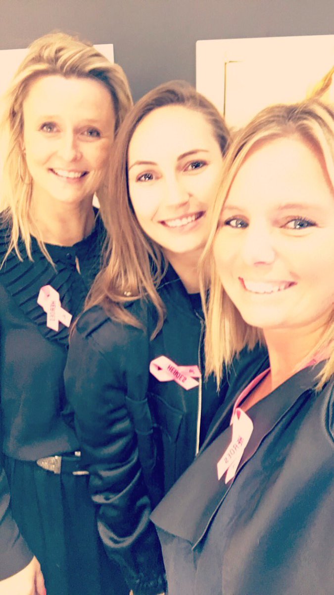 GraceMees's tweet photo. Wij steunen PinkRibbon! #pinkladies #pinkribbon #lindjesslechts3euro #hetgoededoel #hunkemoller #funatwork #dagvandeklant #teambrasschaat @Hunkemoller @HeidiBeek https://t.co/784FgL81I1