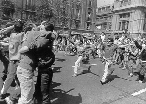 ClaudioAgurto's tweet photo. Si el #5deoctubre1988 fue un día épico, el #6Octubre1988 fue ¡alucinantemente hermoso! Esos días que lo único q quieres es despertar y nunca dormir. La celebración en la Alameda inolvidable: respirar libertad a mansalva. https://t.co/9YbhYUtiY0