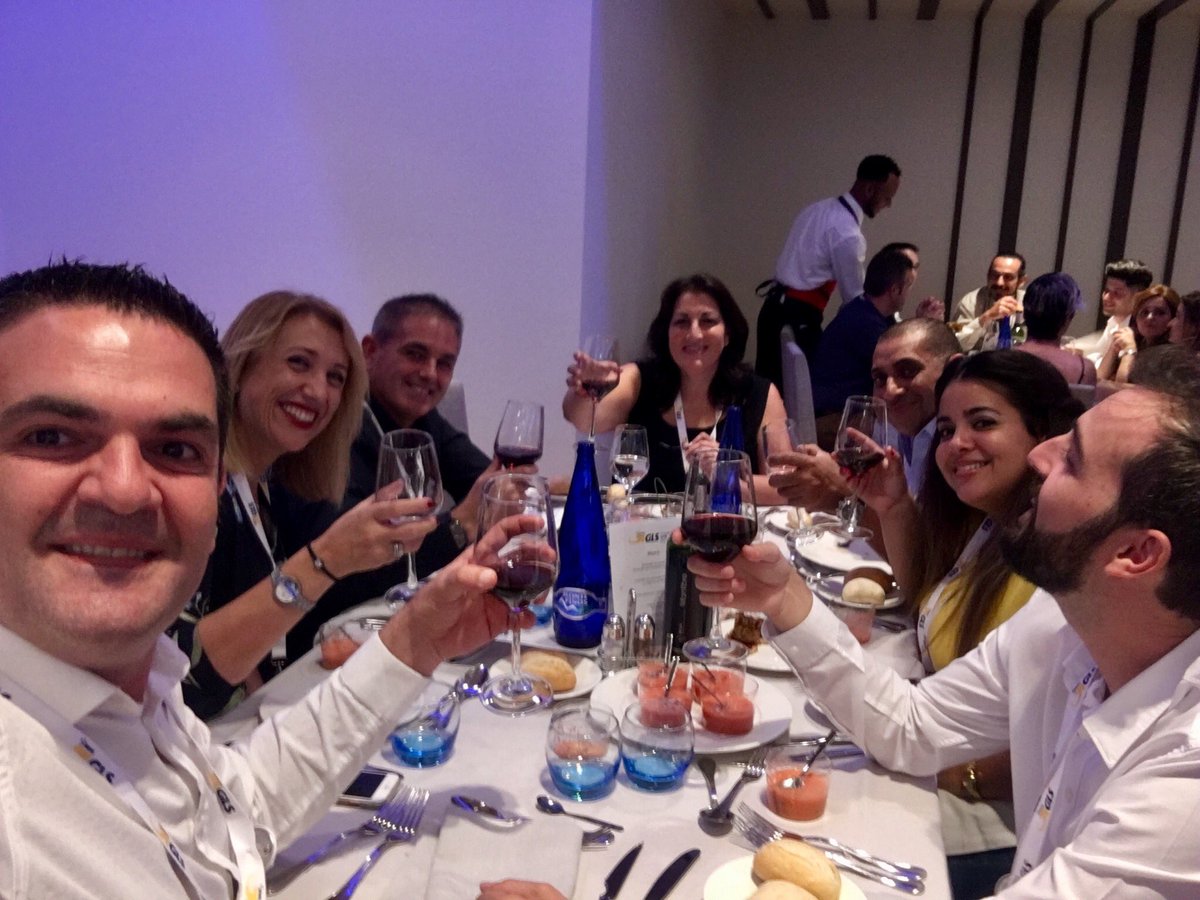 GLS464LLUIS's tweet photo. Cena de lujo con gente extraordinaria!!!! #SomosGLS https://t.co/PDLa0bAZgw