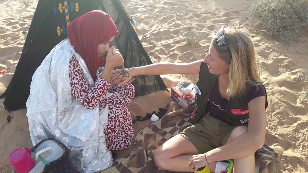 Dcap2018's tweet photo. 1ère étape sur les pistes et bivouac /rencontre avec les femmes berbères dans le désert d'erachidia https://t.co/tgtDG0zOJf