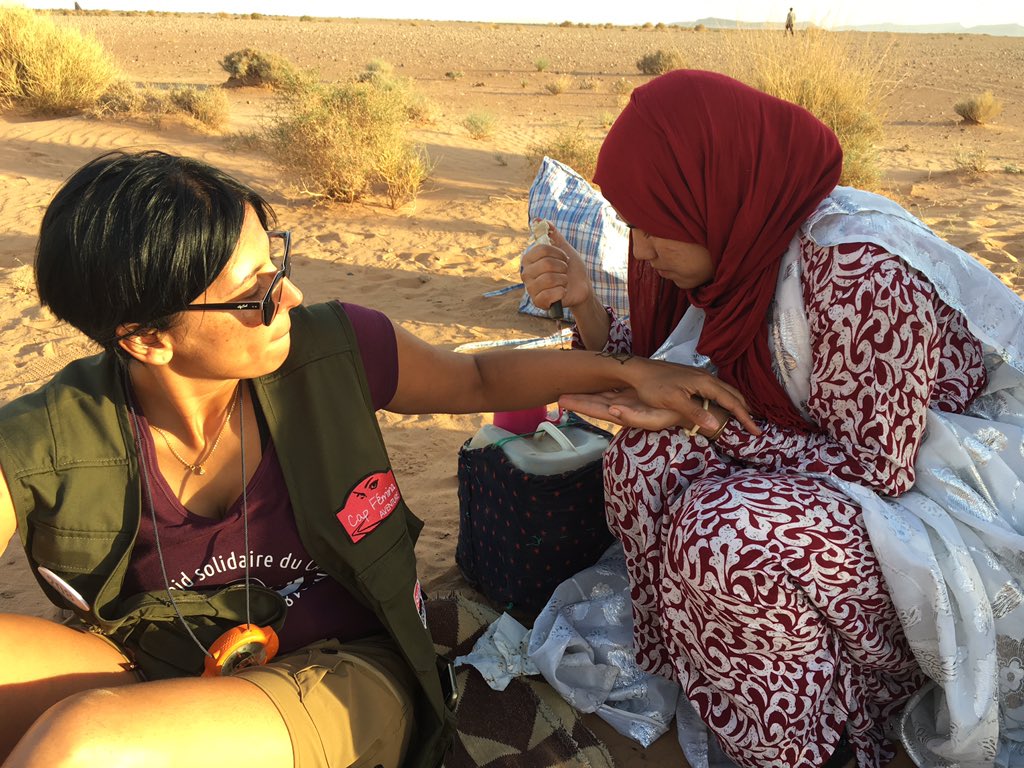 Dcap2018's tweet photo. 1ère étape sur les pistes et bivouac /rencontre avec les femmes berbères dans le désert d'erachidia https://t.co/tgtDG0zOJf