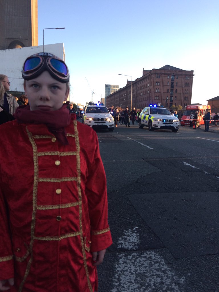 Harleymc7's tweet image. Someone else soaking their feet after walking the streets of the BEST city ever.....and yes he is watching #giantsspectacular on tv. #LIVERPOOLGIANTS #theguideliverpool Bless you all.