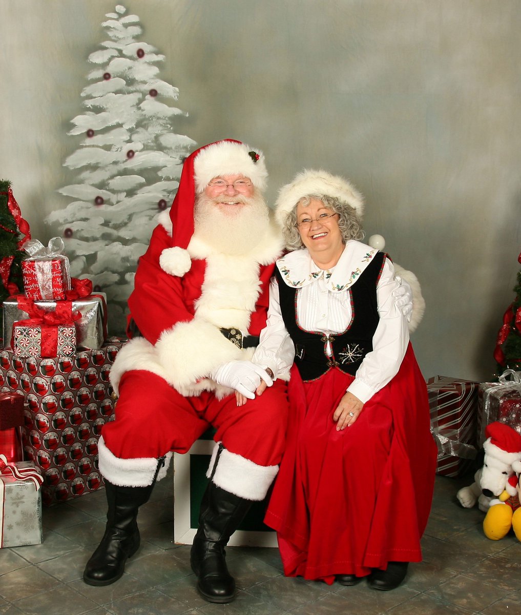 CGHSCraftFair's tweet photo. ♫ Santa Claus is coming to town ♫ November 3 between 9:00 - 2:00 at the Center Grove Craft Fair! https://t.co/C1lrs1VDfO